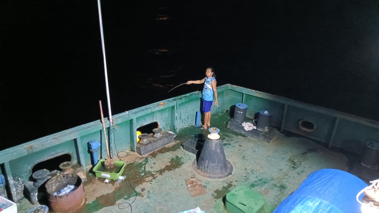 An abandoned seafarer fishing off the side of his ship for food